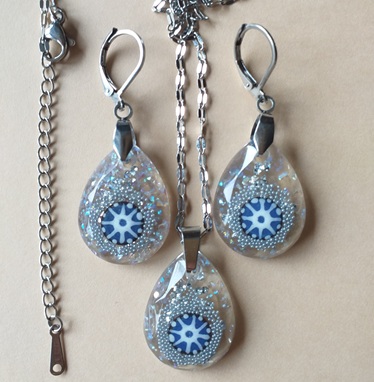 Kék-fehér, csillogó