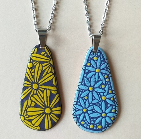 Összefonódó szirmok, kék virágözön - medálok